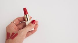 Lipstik merah jadi tren Agustus untuk rayakan Kemerdekaan. Simak tips memilih kemasan dan rekomendasi lipstik terbaiknya di sini. (Freepik/freepik)