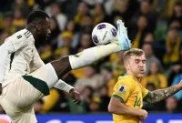 Bek Arab Saudi Hassan Al-Tambakti (kiri) menghalau bola saat melawan Australia pada laga Kualifikasi Piala Dunia 2026 zona Asia di Melbourne, Kamis (14/11/2024). (AFP/William West)
