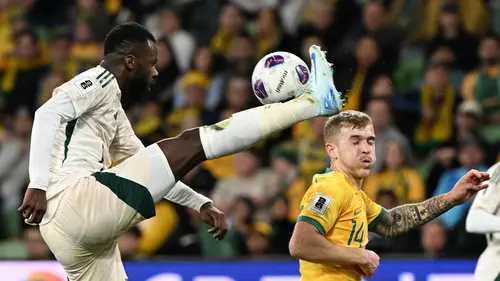 Bek Arab Saudi Hassan Al-Tambakti (kiri) menghalau bola saat melawan Australia pada laga Kualifikasi Piala Dunia 2026 zona Asia di Melbourne, Kamis (14/11/2024). (AFP/William West)