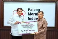 Penyerahan donasi dilakukan langsung oleh Bupati Tangerang Mochammad Maesyal Rasyid kepada Ketua Umum PMI Jusuf Kalla di Markas Pusat PMI, Jakarta, Selasa (16/9/25). (Dok. PMI)