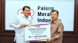 Penyerahan donasi dilakukan langsung oleh Bupati Tangerang Mochammad Maesyal Rasyid kepada Ketua Umum PMI Jusuf Kalla di Markas Pusat PMI, Jakarta, Selasa (16/9/25). (Dok. PMI)