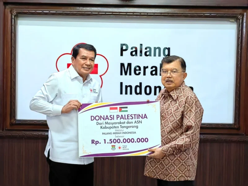 Penyerahan donasi dilakukan langsung oleh Bupati Tangerang Mochammad Maesyal Rasyid kepada Ketua Umum PMI Jusuf Kalla di Markas Pusat PMI, Jakarta, Selasa (16/9/25). (Dok. PMI)
