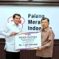 Penyerahan donasi dilakukan langsung oleh Bupati Tangerang Mochammad Maesyal Rasyid kepada Ketua Umum PMI Jusuf Kalla di Markas Pusat PMI, Jakarta, Selasa (16/9/25). (Dok. PMI)