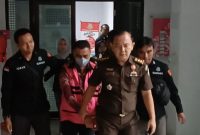 Direktur Utama PT Serang Berkah Mandiri (SBM), Isbandi Ardiwinata Mahmud, resmi ditetapkan sebagai tersangka kasus korupsi Rp 2,3 miliar oleh Kejaksaan Negeri Serang. IAM ditahan 20 hari di Rutan Kelas IIB Serang setelah diduga menyalahgunakan kewenangan dengan menarik dana perusahaan ke rekening pribadi sejak 2019 hingga 2025. (Dok. Istimewa)