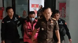 Direktur Utama PT Serang Berkah Mandiri (SBM), Isbandi Ardiwinata Mahmud, resmi ditetapkan sebagai tersangka kasus korupsi Rp 2,3 miliar oleh Kejaksaan Negeri Serang. IAM ditahan 20 hari di Rutan Kelas IIB Serang setelah diduga menyalahgunakan kewenangan dengan menarik dana perusahaan ke rekening pribadi sejak 2019 hingga 2025. (Dok. Istimewa)