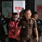 Direktur Utama PT Serang Berkah Mandiri (SBM), Isbandi Ardiwinata Mahmud, resmi ditetapkan sebagai tersangka kasus korupsi Rp 2,3 miliar oleh Kejaksaan Negeri Serang. IAM ditahan 20 hari di Rutan Kelas IIB Serang setelah diduga menyalahgunakan kewenangan dengan menarik dana perusahaan ke rekening pribadi sejak 2019 hingga 2025. (Dok. Istimewa)