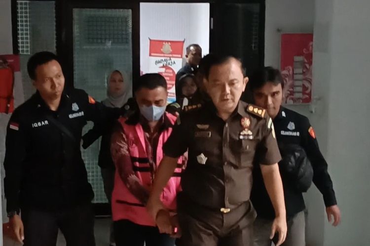 Direktur Utama PT Serang Berkah Mandiri (SBM), Isbandi Ardiwinata Mahmud, resmi ditetapkan sebagai tersangka kasus korupsi Rp 2,3 miliar oleh Kejaksaan Negeri Serang. IAM ditahan 20 hari di Rutan Kelas IIB Serang setelah diduga menyalahgunakan kewenangan dengan menarik dana perusahaan ke rekening pribadi sejak 2019 hingga 2025. (Dok. Istimewa)