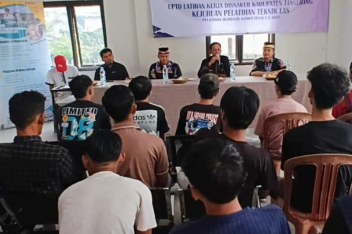 Disnaker Tangerang gelar pelatihan teknik las bagi 16 warga Desa Jambu Karya untuk tingkatkan keterampilan dan daya saing kerja. (Dok. Istimewa)