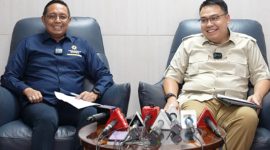 Hasan Nasbi (kiri) yang kini digantikan Angga Raka Prabowo (kanan) memimpin Badan Komunikasi Pemerintah, yang sebelumnya PCO. (Tangkapan layar YouTube Badan Komunikasi Pemerintah)