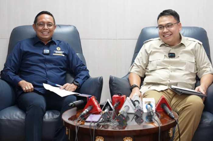 Hasan Nasbi (kiri) yang kini digantikan Angga Raka Prabowo (kanan) memimpin Badan Komunikasi Pemerintah, yang sebelumnya PCO. (Tangkapan layar YouTube Badan Komunikasi Pemerintah)