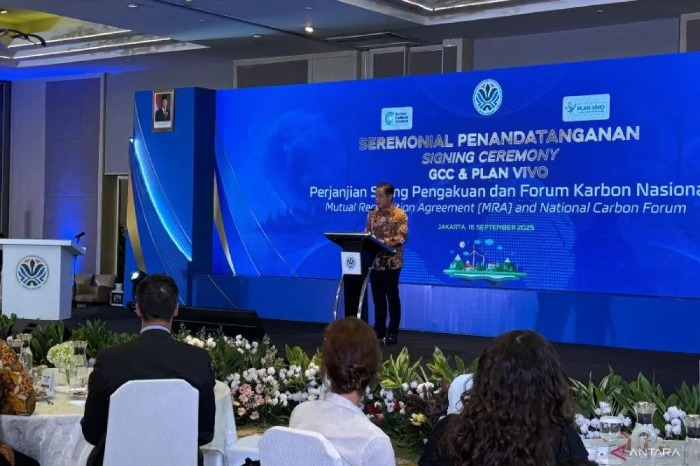 Menteri Lingkungan Hidup Hanif Faisol Nurofiq saat menyampaikan kerja sama internasional untuk memperluas pasar karbon sukarela di Indonesia. (Dok. Antara Foto)