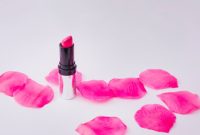 Foto ilustrasi - Tips memilih lipstik pink untuk kulit sawo matang sesuai undertone, plus rekomendasi brand lokal hingga premium dengan harga terjangkau. (Foto: Freepik/freepik)
