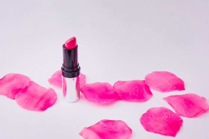 Foto ilustrasi - Tips memilih lipstik pink untuk kulit sawo matang sesuai undertone, plus rekomendasi brand lokal hingga premium dengan harga terjangkau. (Foto: Freepik/freepik)