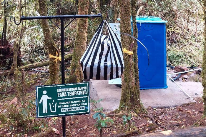 Fasilitas Baru Gunung Bawakaraeng ada Musala, Toilet, dan Bank Sampah untuk Pendaki. (Dok. Kemenlh.go.id)