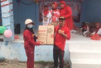 Penyerahan doorprize pada peserta gowes RW 011 Pondok Indah, Kutabumi. (Dok. Metrosiar)