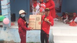 Penyerahan doorprize pada peserta gowes RW 011 Pondok Indah, Kutabumi. (Dok. Metrosiar)