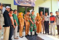 Lurah Kutabaru Ai Nurmayati bersama staf, Babinsa Kutabaru dan para Ketua RW (Dok. Metrosiar)