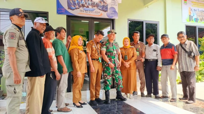 Lurah Kutabaru Ai Nurmayati bersama staf, Babinsa Kutabaru dan para Ketua RW (Dok. Metrosiar)