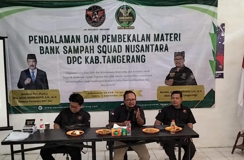 Ketua DPC Squad Nusantara Agung Setiyo Wibowo (tengah) menyampaikan sambutan pada acara pelatihan Bank Sampah. (Dok. Metrosiar)