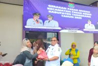 Camat Pasar Kemis H. Nurhanudin S.IP, M.Si, Gelar Paket Sembako Murah hari ini (10/09/2005) (Dok. Metrosiar)