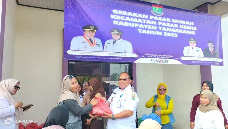 Camat Pasar Kemis H. Nurhanudin S.IP, M.Si, Gelar Paket Sembako Murah hari ini (10/09/2005) (Dok. Metrosiar)