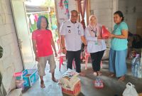 Camat Pasar Kemis H. Nurhanudin kunjungi warga sakit di Desa Pangadegan, beri dukungan moril, materil, dan bantuan sembako. (Dok. Metrosiar)