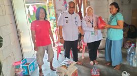 Camat Pasar Kemis H. Nurhanudin kunjungi warga sakit di Desa Pangadegan, beri dukungan moril, materil, dan bantuan sembako. (Dok. Metrosiar)