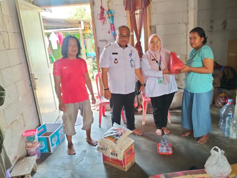 Camat Pasar Kemis H. Nurhanudin kunjungi warga sakit di Desa Pangadegan, beri dukungan moril, materil, dan bantuan sembako. (Dok. Metrosiar)