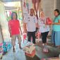 Camat Pasar Kemis H. Nurhanudin kunjungi warga sakit di Desa Pangadegan, beri dukungan moril, materil, dan bantuan sembako. (Dok. Metrosiar)