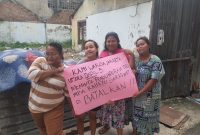 Sejumlah warga melakukan aksi protes karena mundurnya Rahayu Saraswati dari DPR RI. (Dok. Istimewa) 