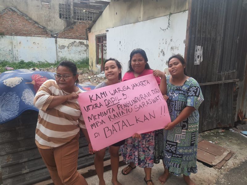 Sejumlah warga melakukan aksi protes karena mundurnya Rahayu Saraswati dari DPR RI. (Dok. Istimewa) 