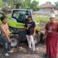 Foto: Tiga warga Benyawakan Jaya berfoto di depan alat berat loader bantuan PT Haleyora Powerindo (HPI) dan PT Indonesia Power (IP) yang digunakan untuk membersihkan lahan perluasan. (Dok. IRMAS Baiturrahim Beyawakan Jaya) 