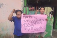 Pemuda Jakarta utara membawa poster kekecewaan untuk ibu saraswati.