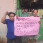 Pemuda Jakarta utara membawa poster kekecewaan untuk ibu saraswati.