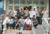 Kapolresta Tangerang Kombes Pol Andi Muhammad Indra Waspada Amirullah bersama warga Kampung Kadu. (Foto: Istimewa)