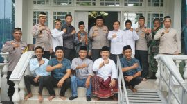 Kapolresta Tangerang Kombes Pol Andi Muhammad Indra Waspada Amirullah bersama warga Kampung Kadu. (Foto: Istimewa)