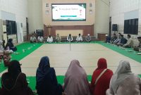 Kecamatan Kemiri Rutin menggelar Pengajian setiap Malam Jumat, Kegiatan yang diadakan setiap pekan ini dimulai pukul 20.00 WIB dan berlangsung di Aula kantor Kecamatan Kemiri hingga selesai, Kamis malam (25/09/25).

Acara pengajian ini dihadiri oleh para tokoh agama, masyarakat sekitar, serta jajaran aparatur Kecamatan Kemiri. Suasana berlangsung khidmat, dengan jemaah laki-laki dan perempuan duduk melingkar, mendengarkan tausiyah serta lantunan doa bersama. (Dok. Istimewa)