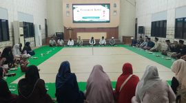 Kecamatan Kemiri Rutin menggelar Pengajian setiap Malam Jumat, Kegiatan yang diadakan setiap pekan ini dimulai pukul 20.00 WIB dan berlangsung di Aula kantor Kecamatan Kemiri hingga selesai, Kamis malam (25/09/25).

Acara pengajian ini dihadiri oleh para tokoh agama, masyarakat sekitar, serta jajaran aparatur Kecamatan Kemiri. Suasana berlangsung khidmat, dengan jemaah laki-laki dan perempuan duduk melingkar, mendengarkan tausiyah serta lantunan doa bersama. (Dok. Istimewa)