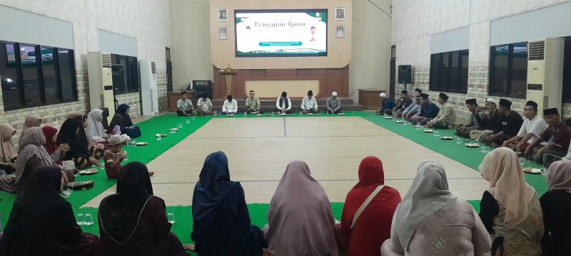 Kecamatan Kemiri Rutin menggelar Pengajian setiap Malam Jumat, Kegiatan yang diadakan setiap pekan ini dimulai pukul 20.00 WIB dan berlangsung di Aula kantor Kecamatan Kemiri hingga selesai, Kamis malam (25/09/25).

Acara pengajian ini dihadiri oleh para tokoh agama, masyarakat sekitar, serta jajaran aparatur Kecamatan Kemiri. Suasana berlangsung khidmat, dengan jemaah laki-laki dan perempuan duduk melingkar, mendengarkan tausiyah serta lantunan doa bersama. (Dok. Istimewa)