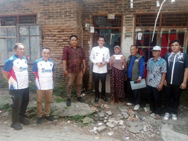 Pemdes Rancalabuh,Camat Kemiri serta Relawan KSB sigap bantu warga Rancalabuh yang terkena musibah Rumah Roboh(dok.istimewa)