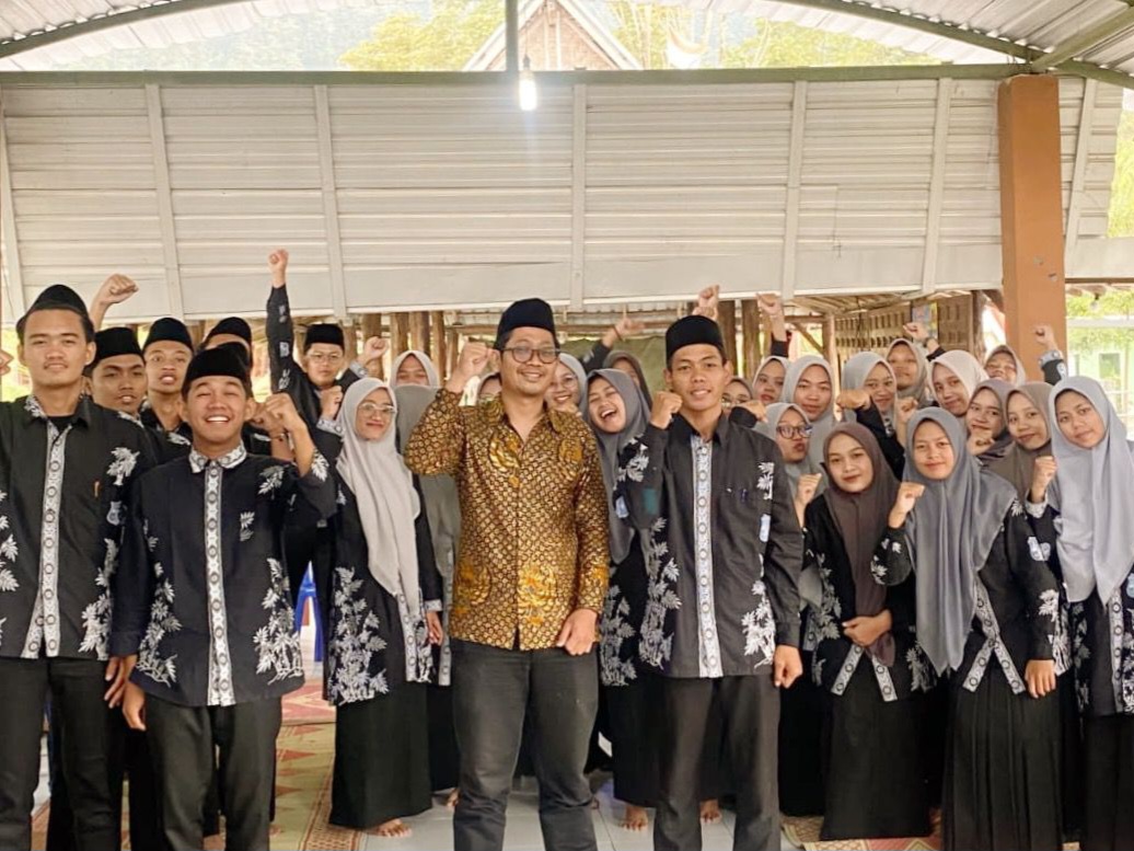 Agus Sugiharto narasumber Seminar AI di Pondok Pesantren Foto Bersama. Dok Pribadi.