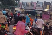 Warga terjebak banjir akibat hujan deras di depan kolam renang Fun Park Gelam Jaya, Pasar Kemis, Kab Tangerang. (Dok. Metrosiar)