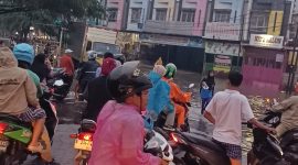 Warga terjebak banjir akibat hujan deras di depan kolam renang Fun Park Gelam Jaya, Pasar Kemis, Kab Tangerang. (Dok. Metrosiar)
