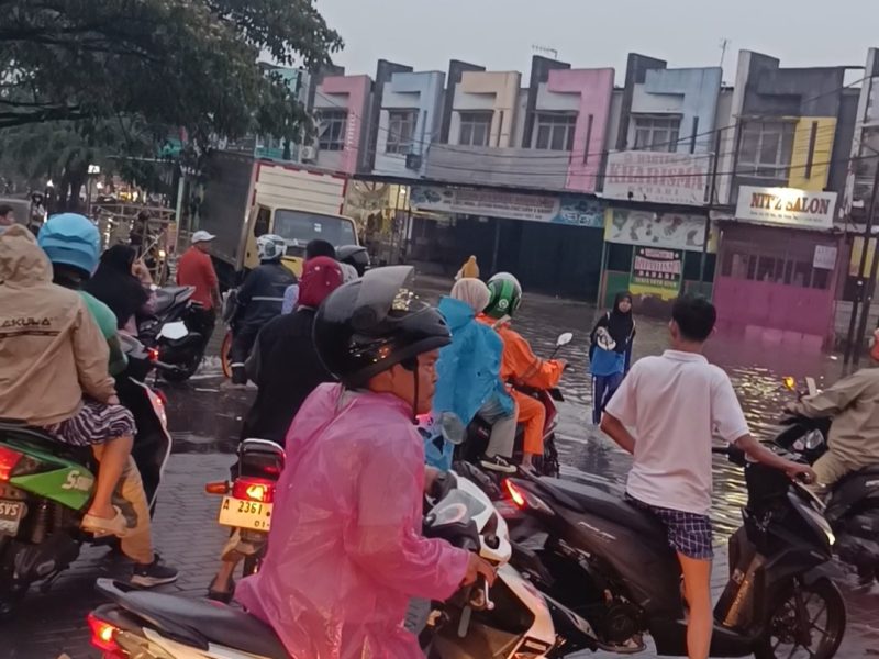 Warga terjebak banjir akibat hujan deras di depan kolam renang Fun Park Gelam Jaya, Pasar Kemis, Kab Tangerang. (Dok. Metrosiar)