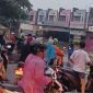 Warga terjebak banjir akibat hujan deras di depan kolam renang Fun Park Gelam Jaya, Pasar Kemis, Kab Tangerang. (Dok. Metrosiar)