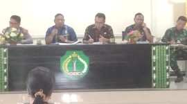 Penjabat Sekda Ngada, Yohanes C. Watu Ngebu didampingi Asisten 2 Setda Ngada, Nicolaus Noywulli ketika memimpin Rapat Pemantapan persiapan Tour de NTT. (Foto: Elfrat Frans Dhena)