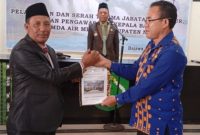 Dirut Perumda Air Minum Kabupaten Ngada, Eduardus Sugi (memakai peci) ketika melakukan serah terima jabatan dari Plt. Dirut Nicolaus Noywulli. (Foto: Frans Elfrat Dhena).