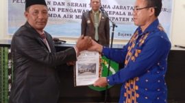 Dirut Perumda Air Minum Kabupaten Ngada, Eduardus Sugi (memakai peci) ketika melakukan serah terima jabatan dari Plt. Dirut Nicolaus Noywulli. (Foto: Frans Elfrat Dhena).