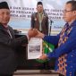 Dirut Perumda Air Minum Kabupaten Ngada, Eduardus Sugi (memakai peci) ketika melakukan serah terima jabatan dari Plt. Dirut Nicolaus Noywulli. (Foto: Frans Elfrat Dhena).