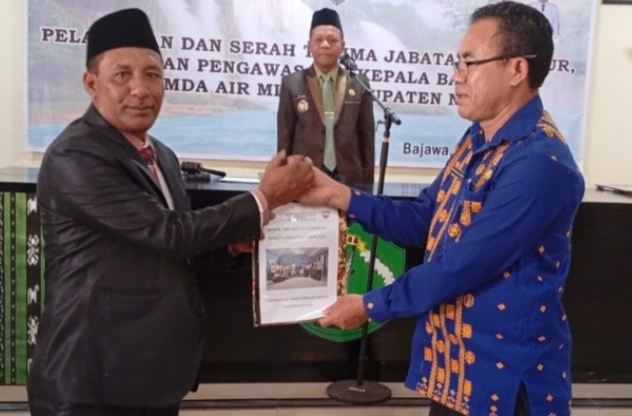 Dirut Perumda Air Minum Kabupaten Ngada, Eduardus Sugi (memakai peci) ketika melakukan serah terima jabatan dari Plt. Dirut Nicolaus Noywulli. (Foto: Frans Elfrat Dhena).